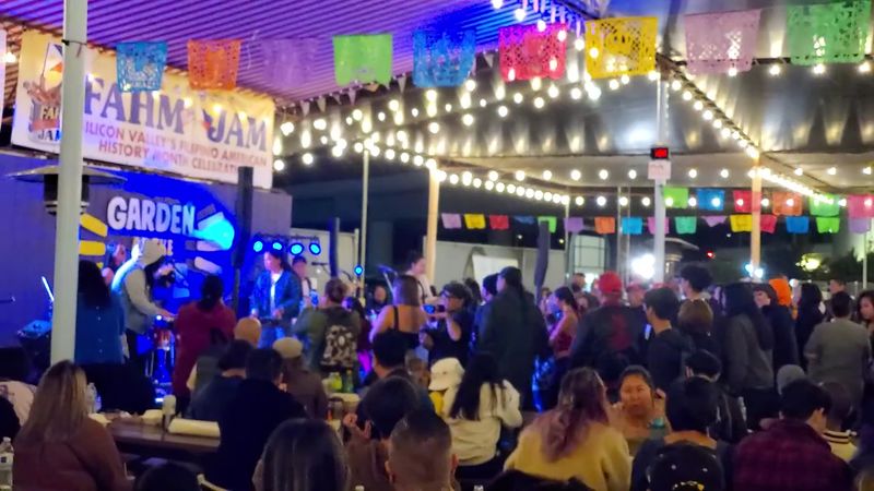 Live Music and Entertainment That Sets the Mood