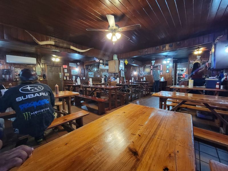 A True Old-School Florida BBQ Atmosphere