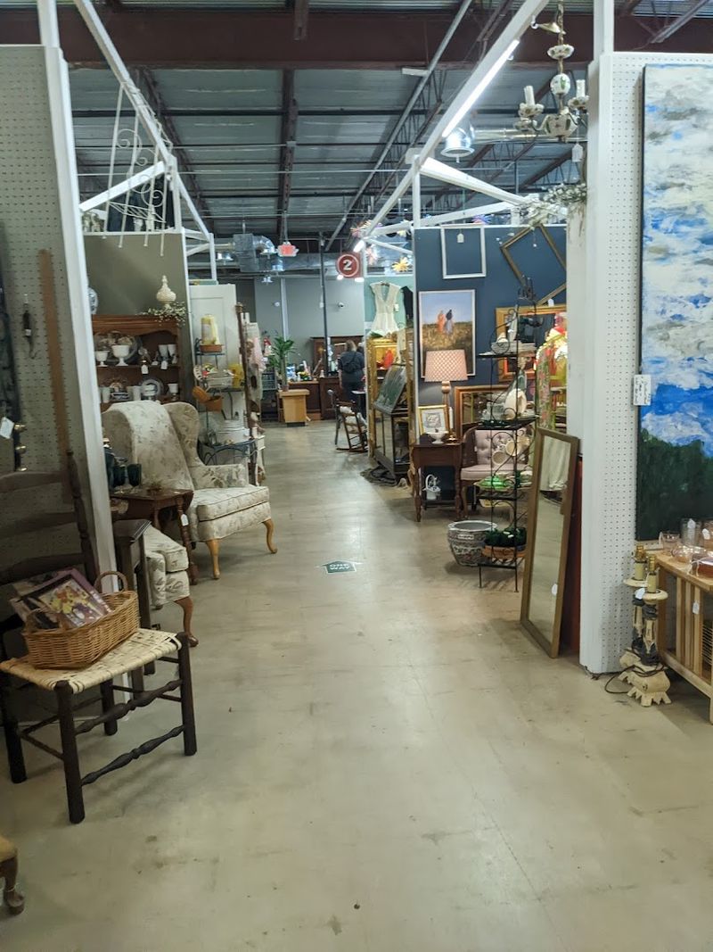 This huge antique store in Tennessee is worth a visit 8 Friendly and Knowledgeable Staff