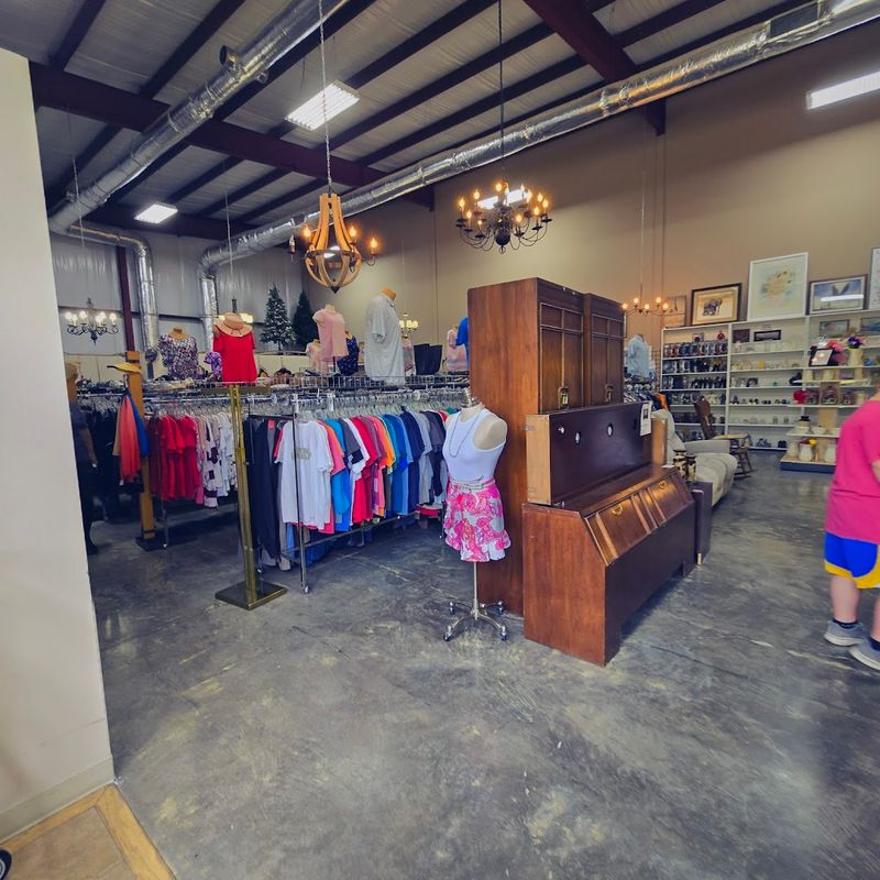 This Huge Thrift Store In Tennessee Takes Nearly A Full Day To See 12 A Color-Tag Sale System That Rewards Regular Visitors