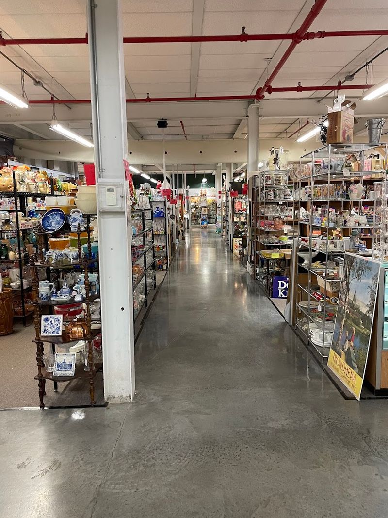 Metal Signs and Advertising Collectibles