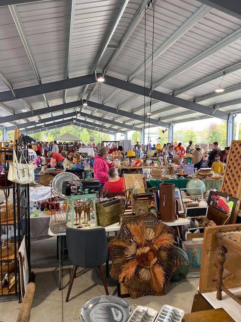 A huge Tennessee flea market filled with rare finds at very low prices 4 Handmade Crafts and Artisan Goods