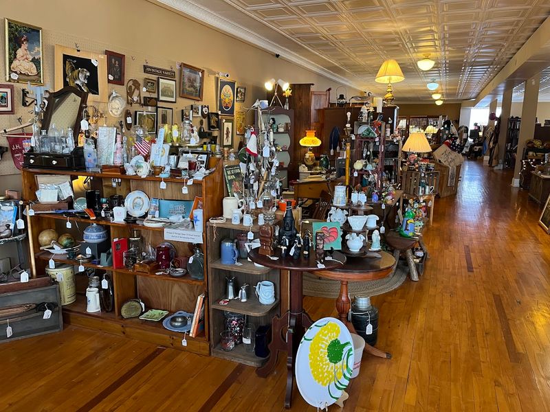 Vintage Kitchen Items and Everyday Antiques