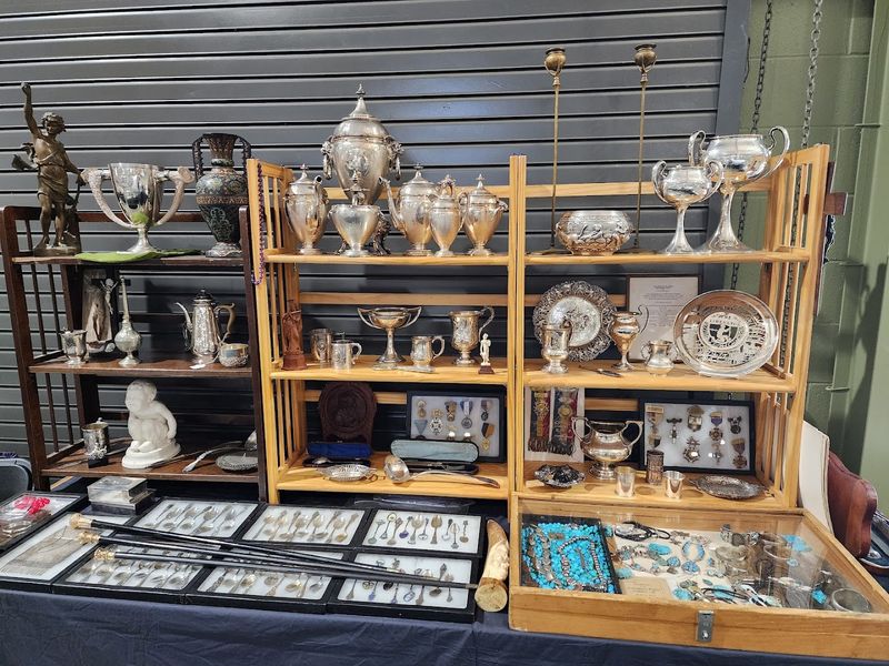 Both Indoor and Outdoor Shopping Experiences