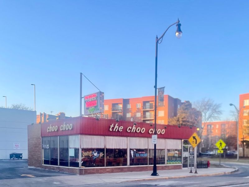 Walkable Downtown Des Plaines Location