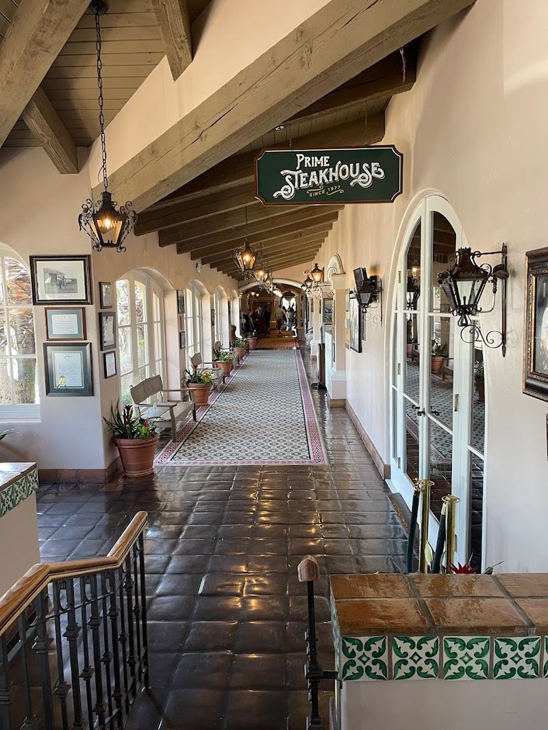 Western-Themed Atmosphere and Decor