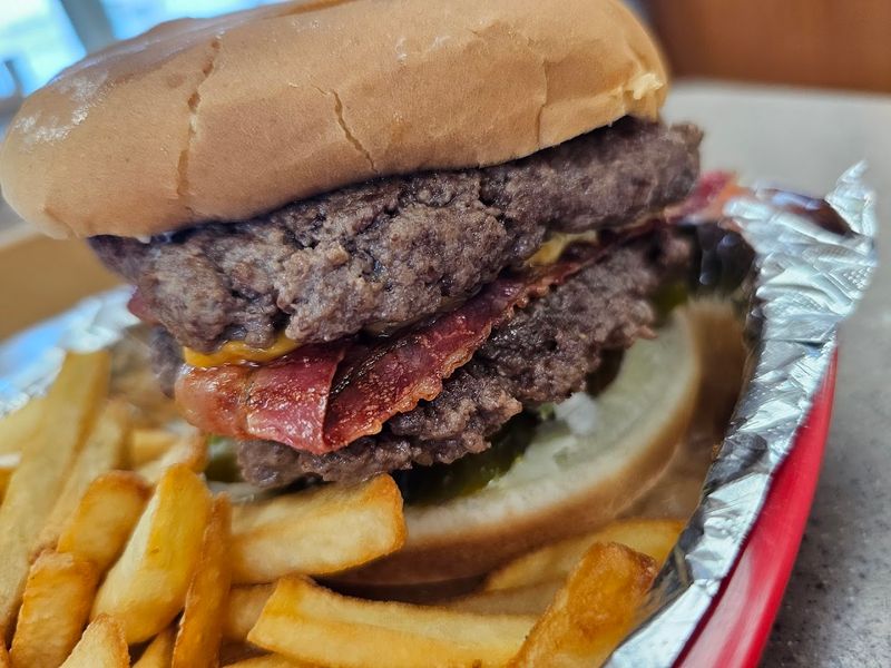 This no-frills Texas spot serves massive cheeseburgers worth traveling for 14 Why Giant Burger Keeps Pulling People Back Again and Again