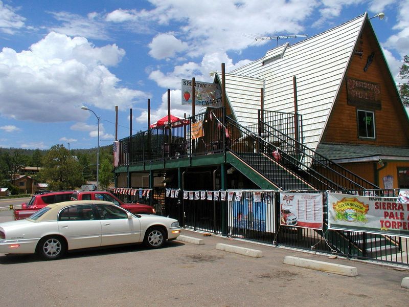 Charming Small-Town Community with a Welcoming Spirit