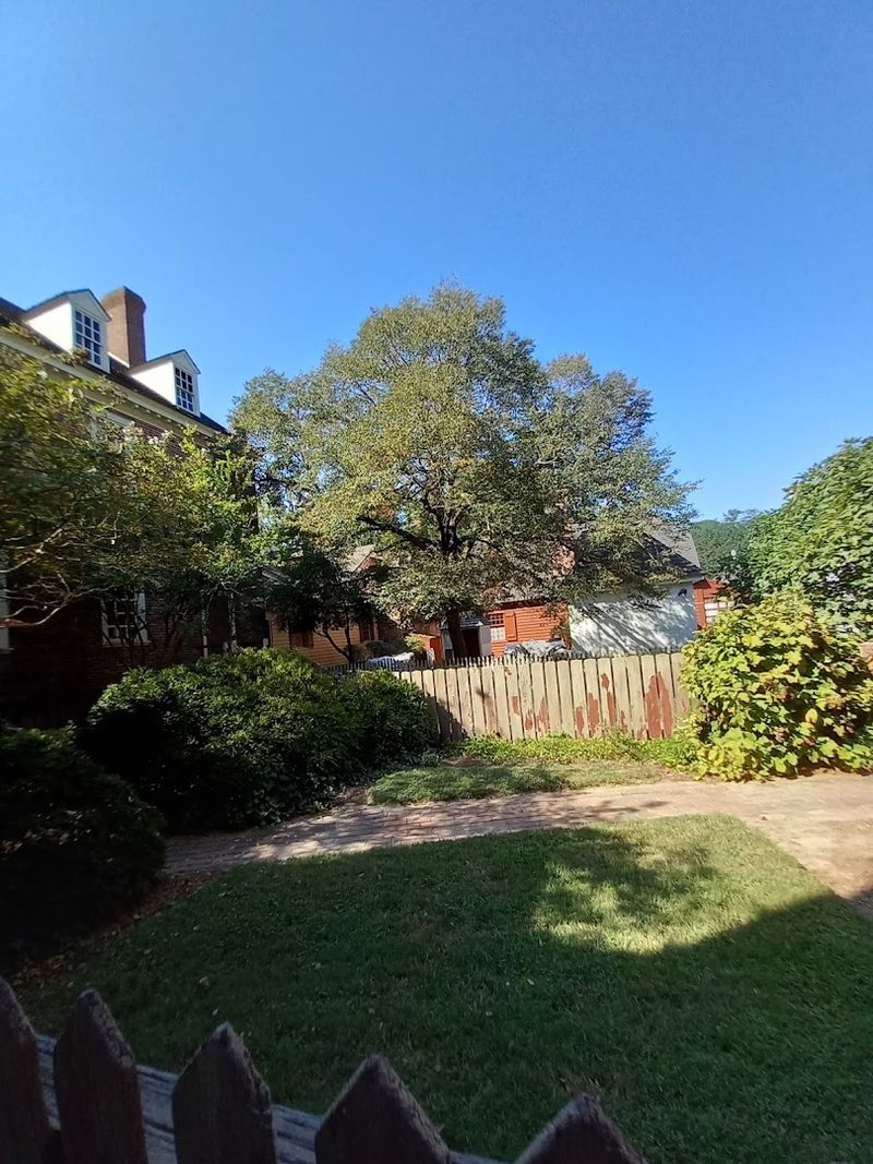 Williamsburg Premium Outlets and Merchant's Square: Shopping With Character