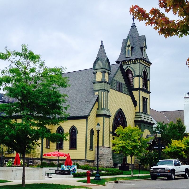 This Michigan Lakeside Town Is Known For Its Calm And Stress-Free Atmosphere 8 Charming Victorian Architecture Throughout Town