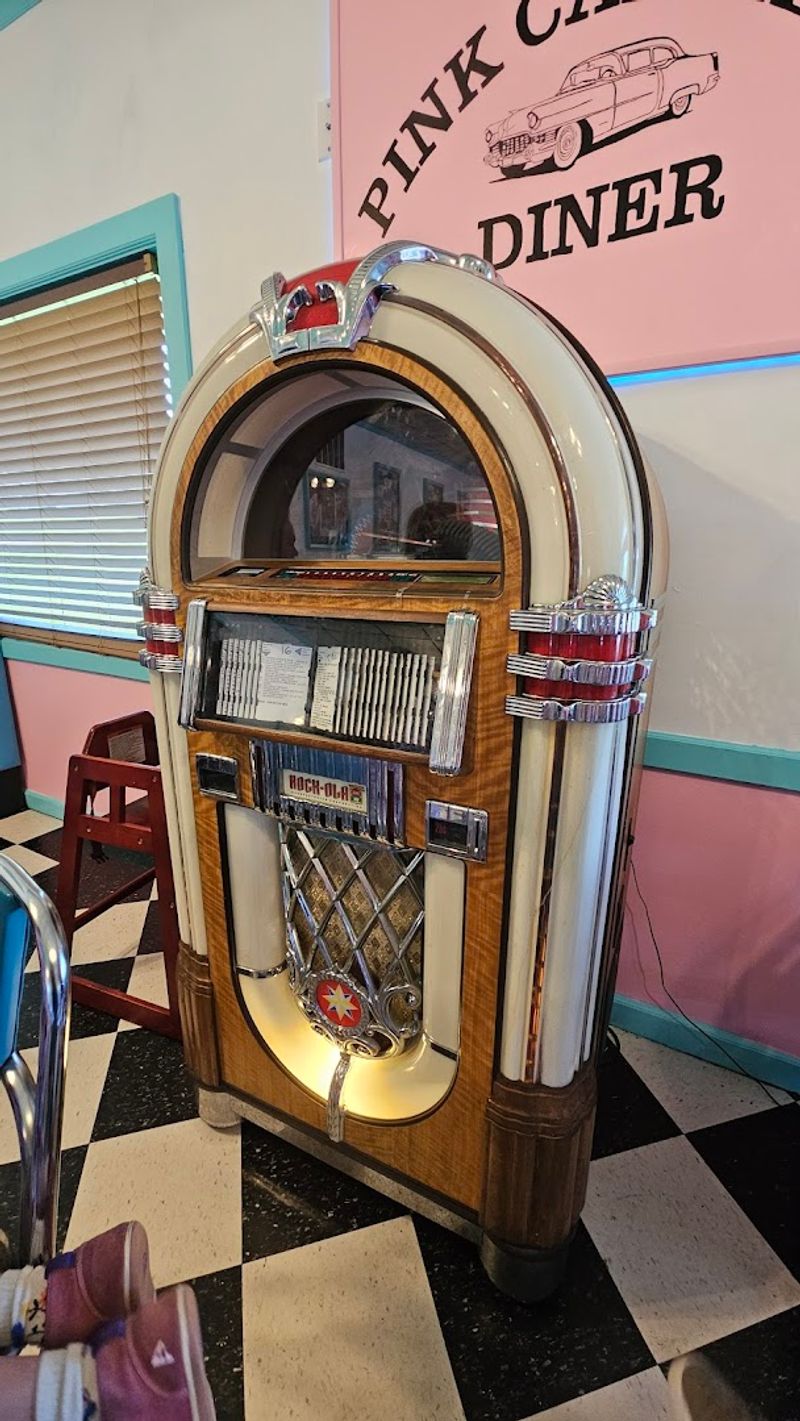 A 1950s Atmosphere That Feels Genuinely Lived-In
