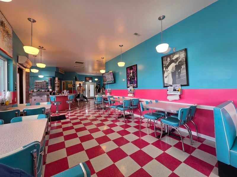A 1950s Atmosphere That Takes You Back in Time