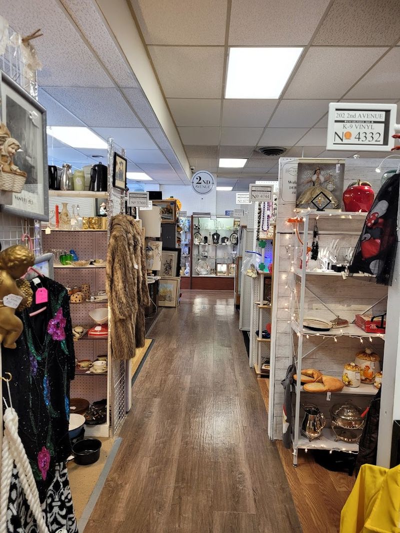 A Clean, Well-Organized Space That Feels Nothing Like a Typical Antique Shop A Clean, Well-Organized Space That Feels Nothing Like a Typical Antique Shop