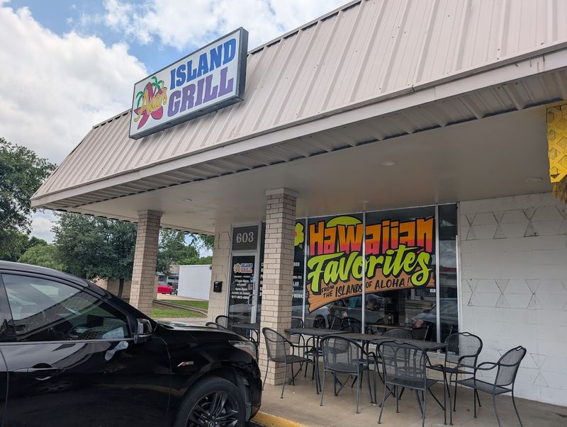 A Cozy Strip-Mall Spot With Genuine Island Atmosphere A Cozy Strip-Mall Spot With Genuine Island Atmosphere