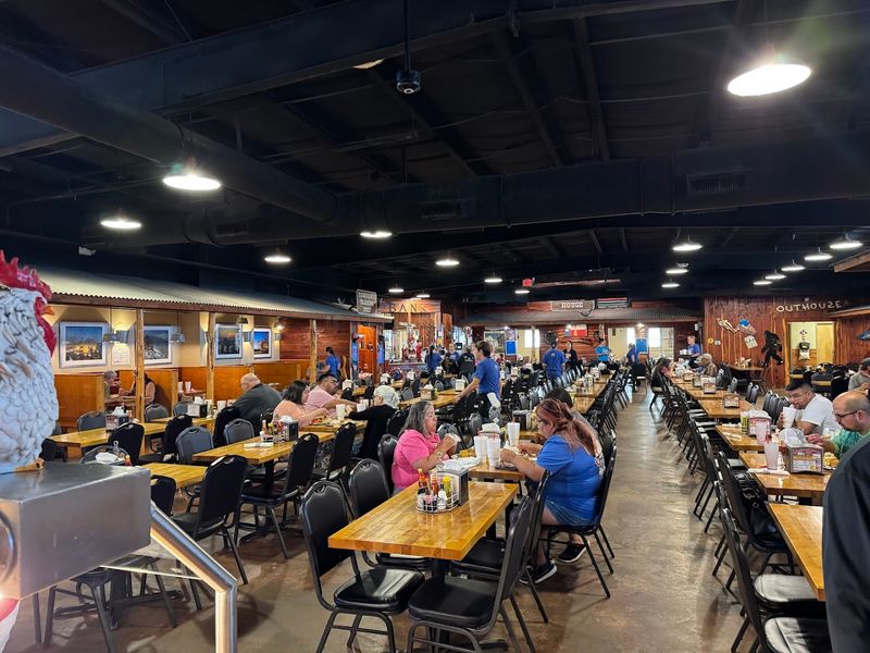 A Dining Room Built for Big Groups