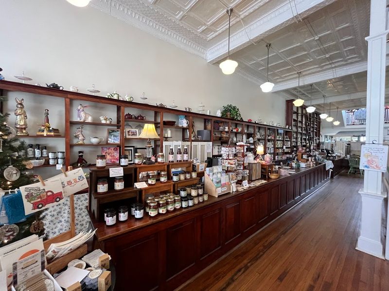 A Downstairs Cafe Perfect for Casual Visits A Downstairs Cafe Perfect for Casual Visits