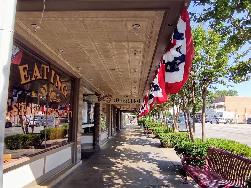 A Downtown Shopping Scene That Never Gets Old