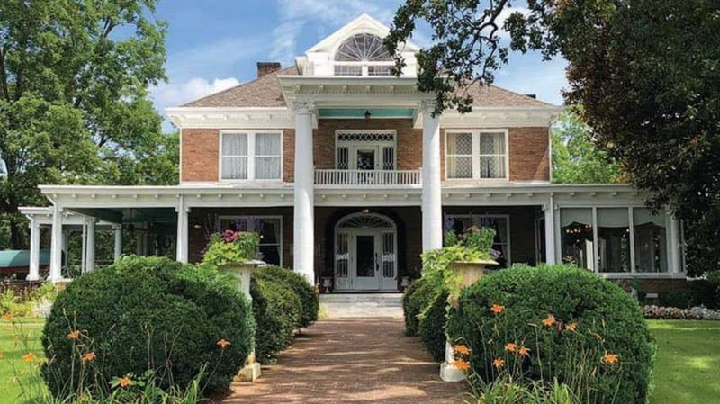 A Historic Mansion That Doubles as a Dining Room A Historic Mansion That Doubles as a Dining Room