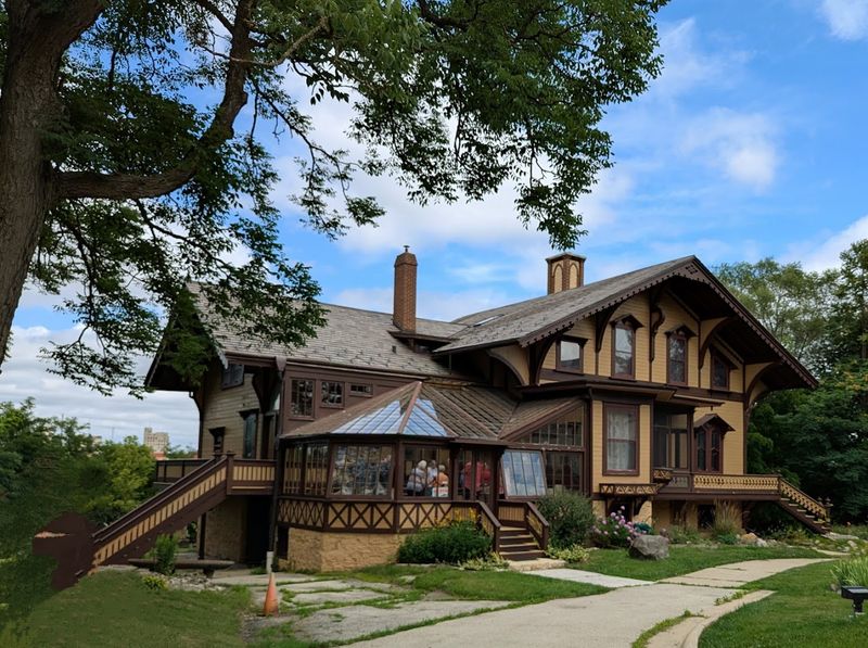 A Home That Looks Like It Belongs in the Alps