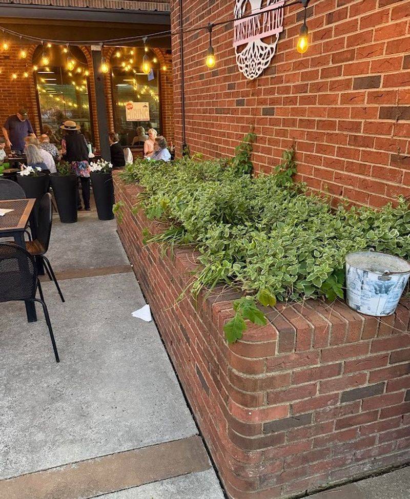 A Patio Made for Relaxed Dining