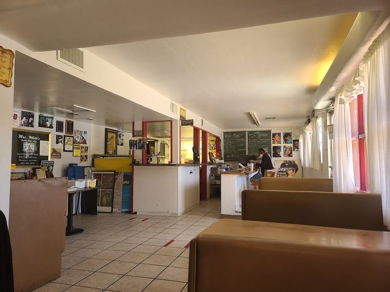 A Retro Atmosphere That Takes You Back in Time