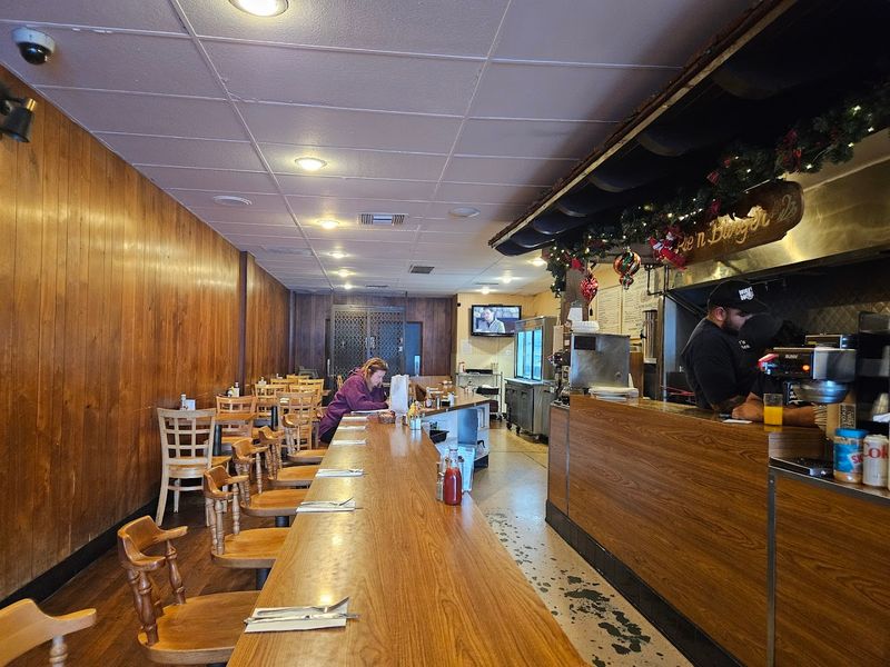 A Retro Diner Atmosphere Frozen in Time