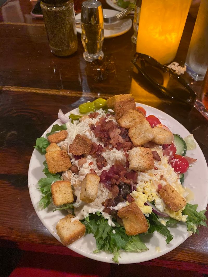 A Salad Bar That Punches Above Its Weight