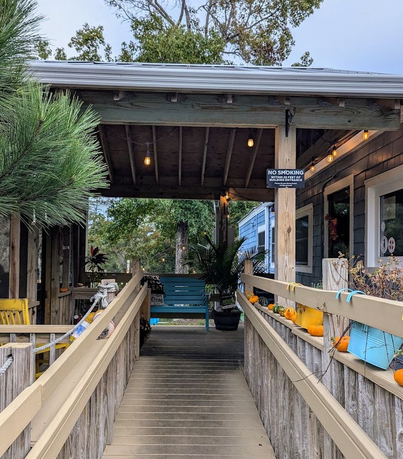 A Shabby-Chic Setting That Feels Like Home
