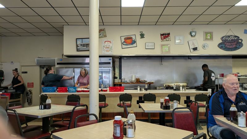 A Time Capsule Atmosphere That Chain Restaurants Can Never Fake