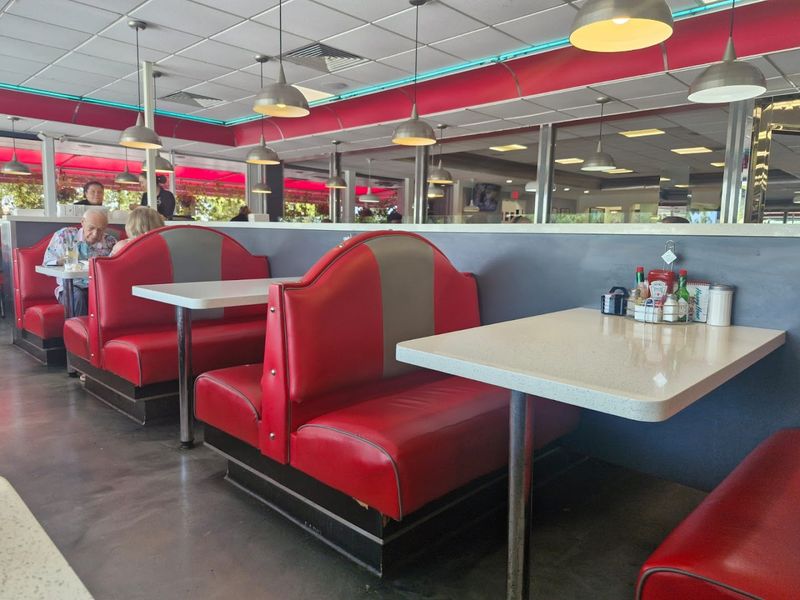 A Time Capsule of 1950s Diner Style
