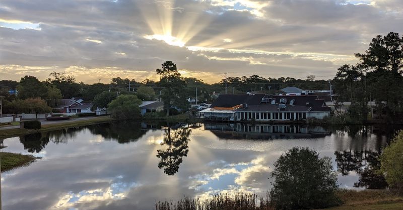 A Waterside Setting That Feels Like a Getaway