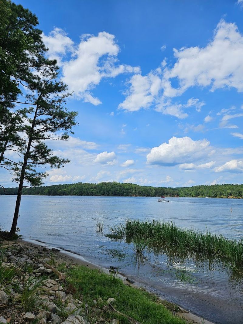 Boating Fun on a Beautiful Reservoir Boating Fun on a Beautiful Reservoir