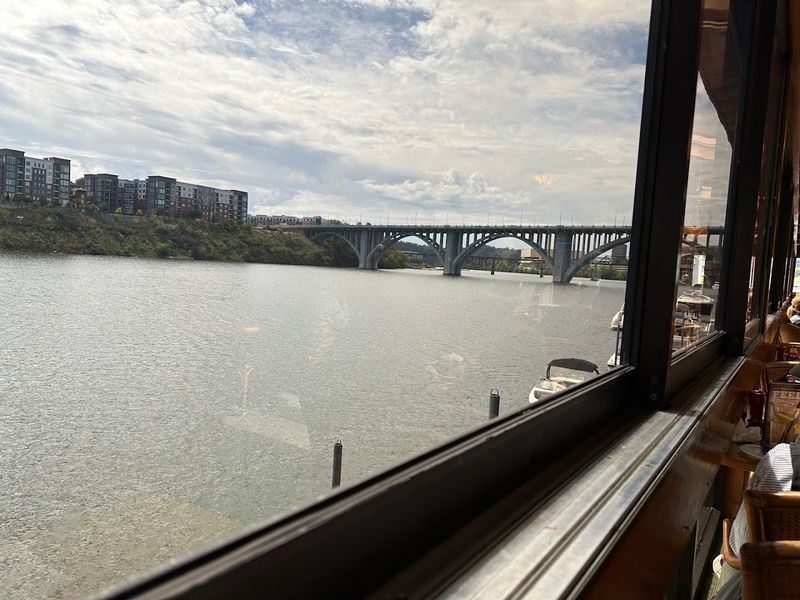 Calhoun's On The River - Knoxville, Tennessee