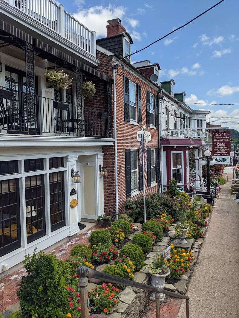 Charming Main Street Shopping and Dining Charming Main Street Shopping and Dining