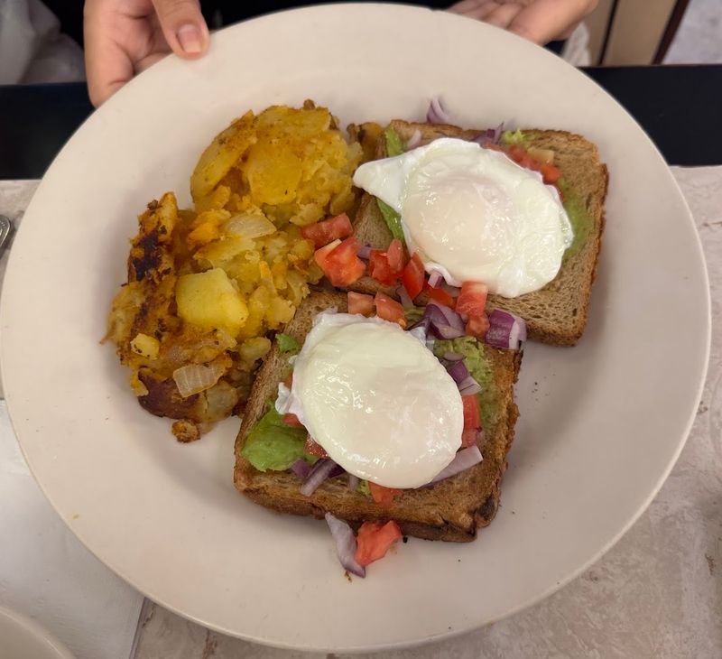 Classic Eggs Benedict Done the Old-Fashioned Way Classic Eggs Benedict Done the Old-Fashioned Way