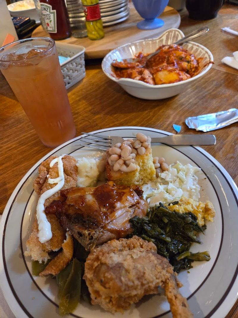Communal-Style Dining That Feels Like Thanksgiving Every Day Communal-Style Dining That Feels Like Thanksgiving Every Day
