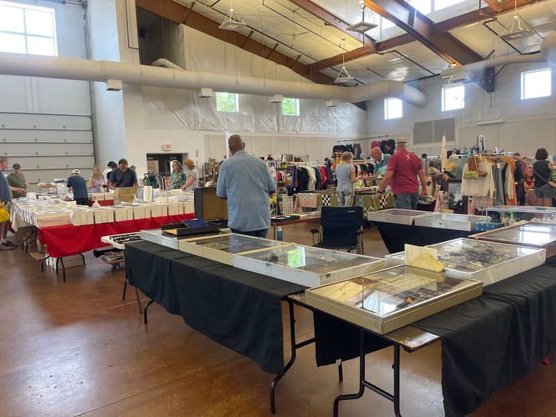 Community Atmosphere and Weekend Tradition