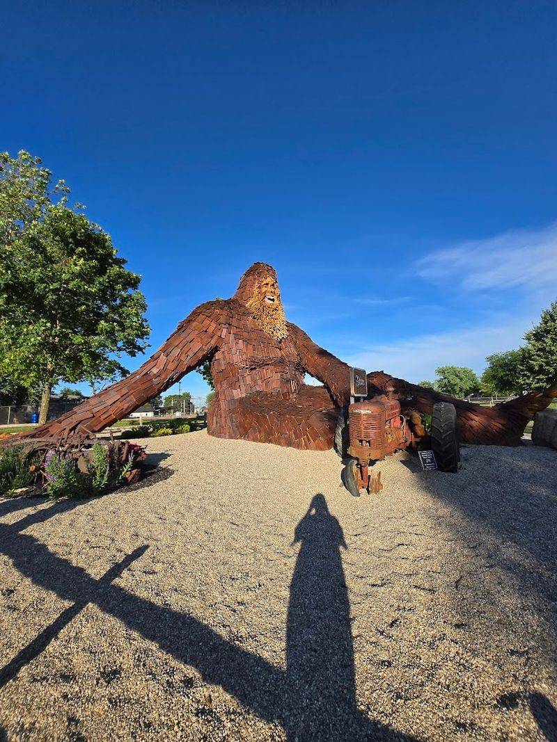 Comparing Nelson to Other Giant Chainsaw Art Around Ohio