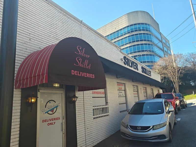 Convenient Hours and Easy Parking Make It a No-Brainer