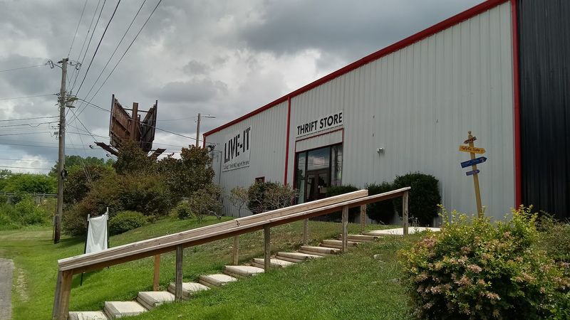 Convenient Location on Chapman Highway With Easy Access