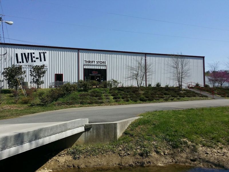 Convenient Location on Chapman Highway