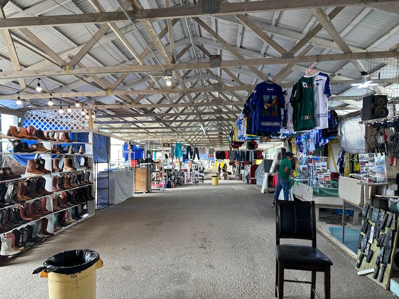 Covered Layout Keeps Shopping Comfortable