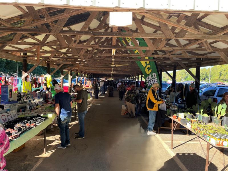 Covered and Open-Air Aisles: A Sprawling Layout Worth Exploring Covered and Open-Air Aisles: A Sprawling Layout Worth Exploring