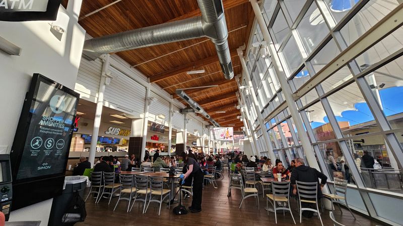 Dining Options to Recharge Between Shopping Runs Dining Options to Recharge Between Shopping Runs