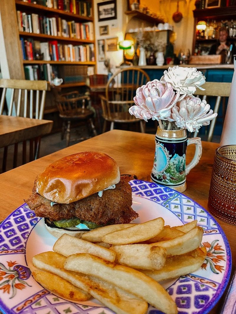 Dinner Service With a Pub-Style Twist