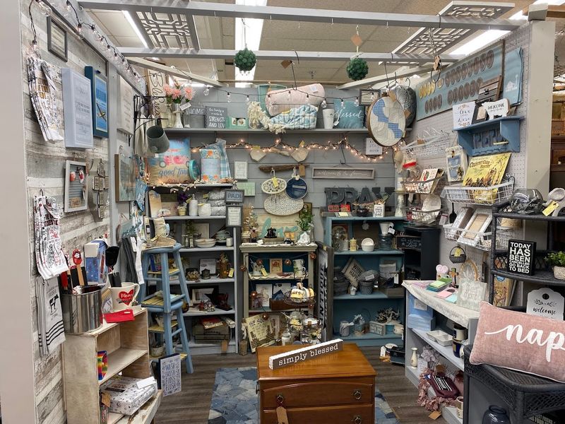 Dixie Belle Paint and Creative Supplies for DIYers
