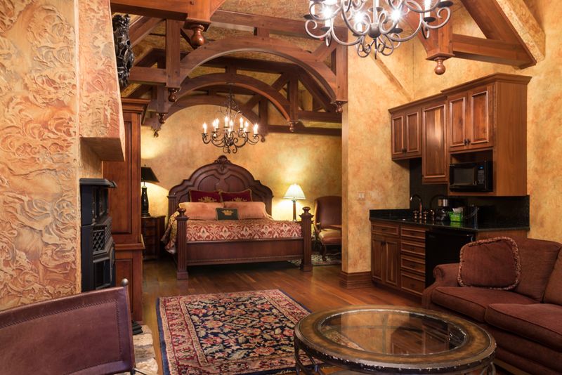 Elegant Suites Fit for Royalty Elegant Suites Fit for Royalty