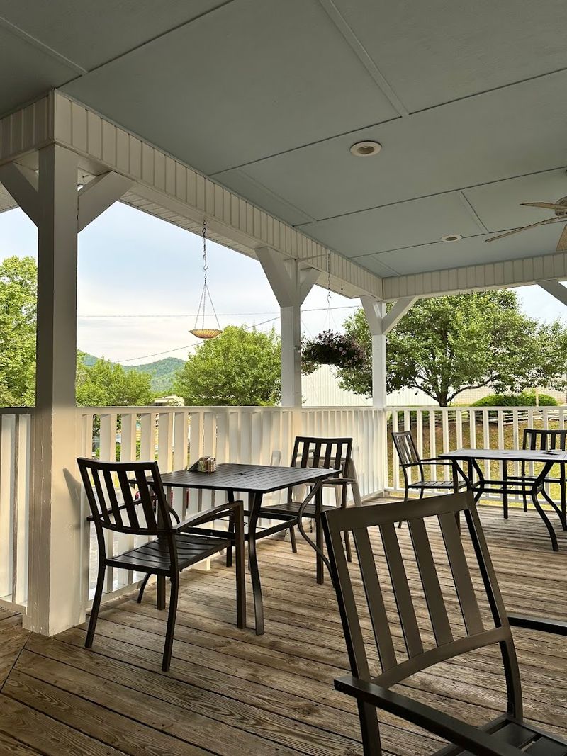 Front-Porch Seating With Mountain Charm