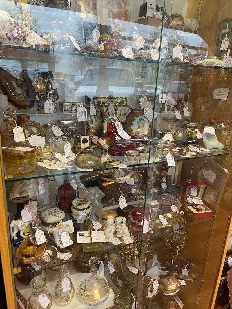 Glass Antiques and Rare Dish Plates Worth Hunting For Glass Antiques and Rare Dish Plates Worth Hunting For