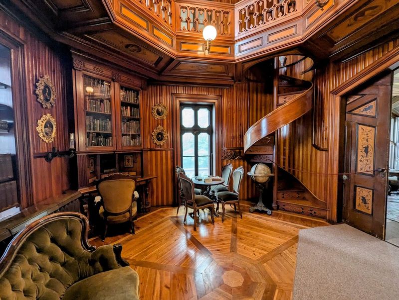 Gold and Diamond Dusting on the Walls? Yes, Really